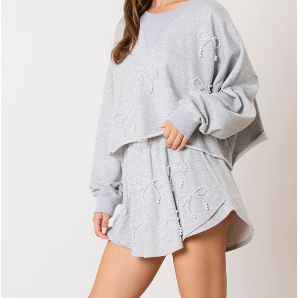 Grey bow oversized top & shorts so cute! Comfy for travel & being touristy